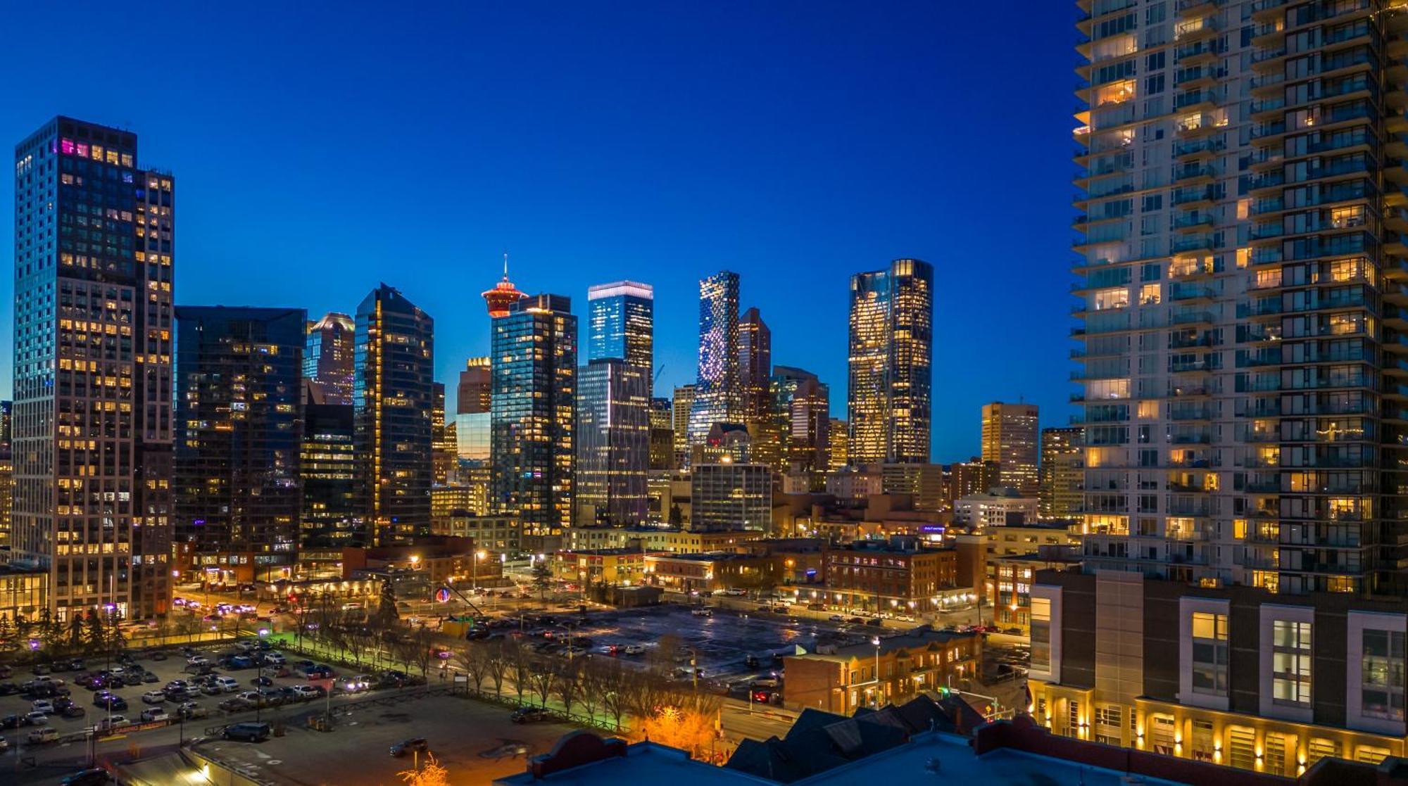 Unbeatable Downtown Experience- Walk To Bars, Casino, Stampede & Saddledome Plus Bonus Banff Pass, Parking & Wine! 卡加利 外观 照片